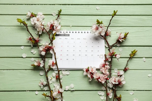 Vackra Blommande Vårgrenar Och Kalender Färg Trä Bakgrund — Stockfoto