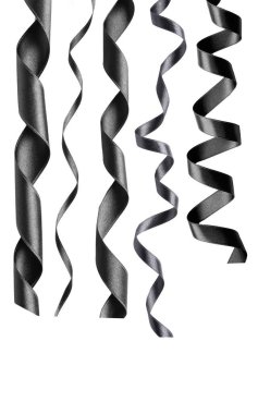 Beyaz üzerine izole edilmiş güzel siyah kurdeleler.  