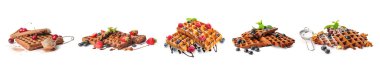 Beyaz arkaplanda lezzetli Belçika waffle seti