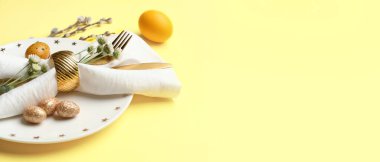 Sarı arkaplandaki paskalya tablosunu metin için boşluk ile stil et