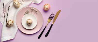 Pembe arkaplandaki Paskalya tablosunu metin için boşluk ile şık hale getir