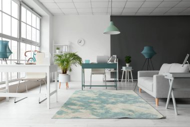 Rahat işyerleri ve büyük pencereli modern ofisin içi