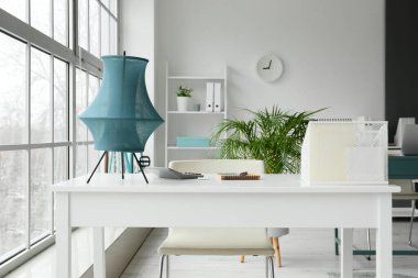 Geniş pencerenin yanındaki modern işyeri ofis içi aydınlık