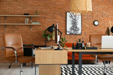 Modern bilgisayarlı işyerleri şık ofislerde