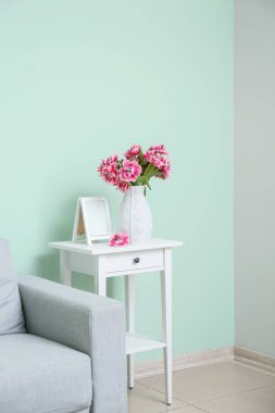 Odadaki masada vazoda bir buket lale var. Uluslararası Kadınlar Günü kutlamaları