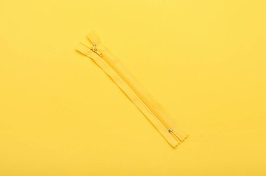 Sarı arkaplanda şık fermuar