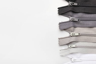 Işık arkaplanındaki farklı fermuarları kullan