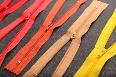 Koyu arkaplanda farklı fermuarlar