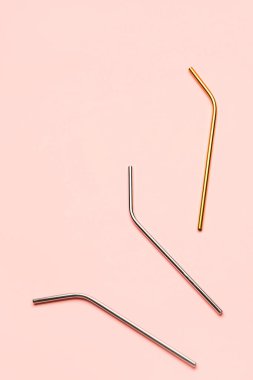 Pembe arka plandaki içecekler için kaliteli metal pipetler