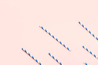 Pembe arka plandaki içecekler için şık pipetler