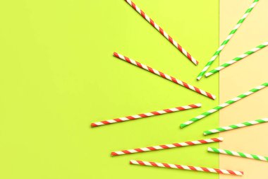 Yeşil arka plandaki içecekler için şık pipetler