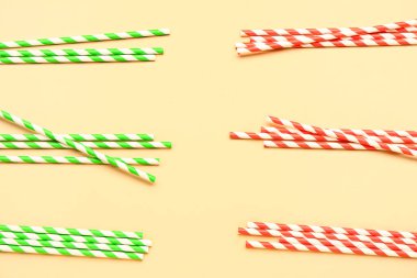 Sarı arka plandaki içecekler için şık pipetler