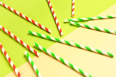 Yeşil arka plandaki içecekler için şık pipetler