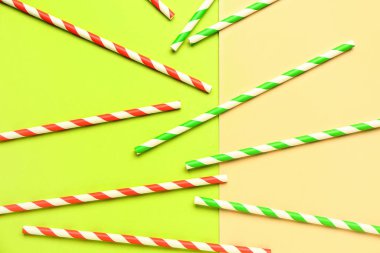 Yeşil arka plandaki içecekler için şık pipetler