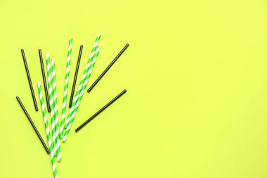 Yeşil arka plandaki içecekler için şık pipetler