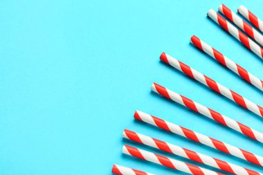 Mavi arkaplandaki içecekler için stil çubukları