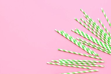 Pembe arka plandaki içecekler için şık pipetler