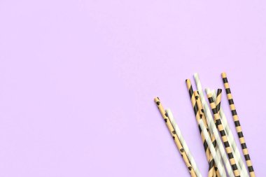 Mor arkaplandaki içecekler için şık pipetler