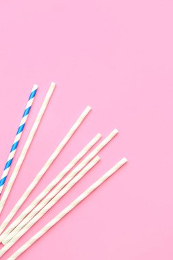 Pembe arka plandaki içecekler için şık pipetler