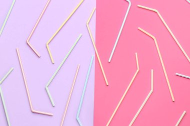 Pembe arka plandaki içecekler için şık pipetler