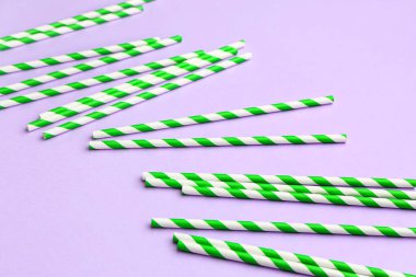 Mor arkaplandaki içecekler için şık pipetler