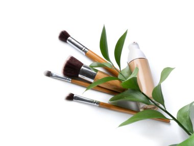 Temelde ve makyaj fırçaları beyaza izole edilmiş