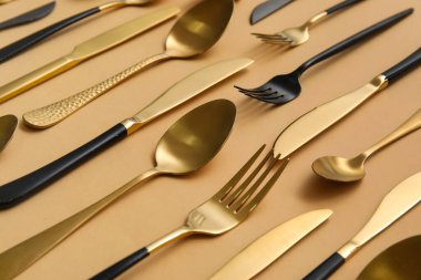 Renk arkaplanında çok farklı çatal bıçak takımı