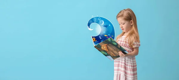 Divertente Bambina Tenendo Libro Con Disegnato Mare Onda Sfondo Blu — Foto Stock
