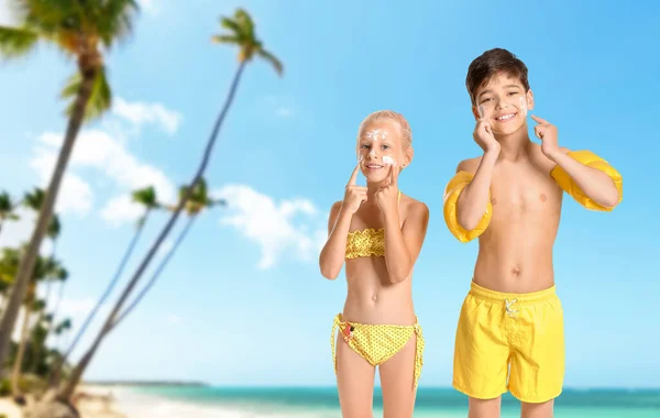 Little Children Sun Protection Cream Faces Sea Resort — Stock Photo, Image