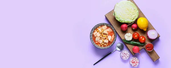 맛있는 멕시코 접시와 라일락 배경에 텍스트를 재료들 — 스톡 사진