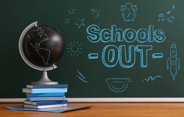 Stack Books Globe Table Blackboard Written Text Schools Out Classroom — Stockfoto