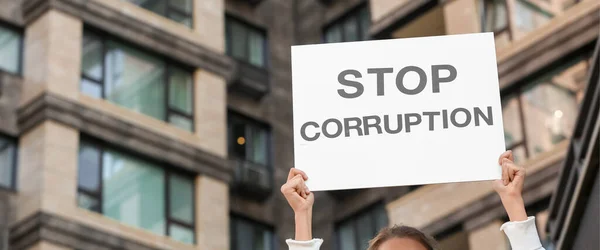 Vrouw Met Bordje Met Tekst Stop Corruptie Buiten — Stockfoto
