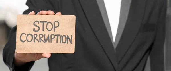 Επιχειρηματίας Κρατώντας Κάρτα Κείμενο Stop Corruption Κοντινό Πλάνο — Φωτογραφία Αρχείου