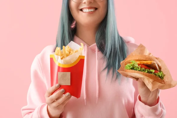 Młoda Kobieta Niezwykłych Włosów Gospodarstwa Burger Frytki Tle Koloru — Zdjęcie stockowe