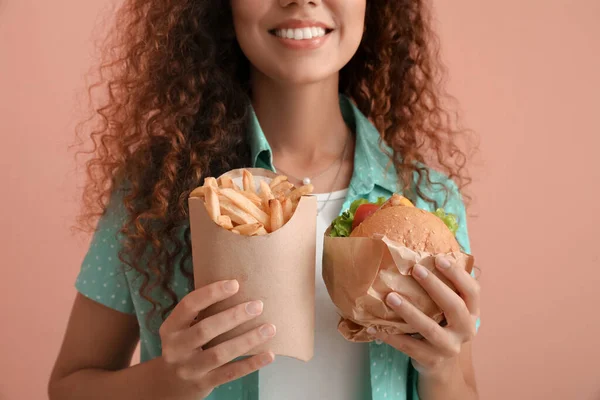 Young African American Woman French Fries Burger Color Background — Stock Photo, Image