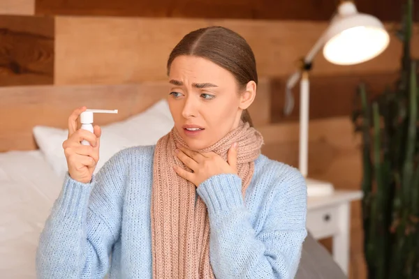 Mujer Joven Enferma Con Dolor Garganta Usando Inhalador Casa — Foto de Stock