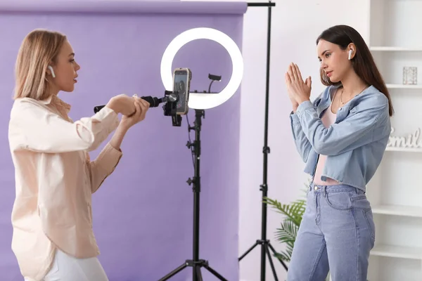 Jóvenes Blogueras Grabando Vídeo Estudio — Foto de Stock