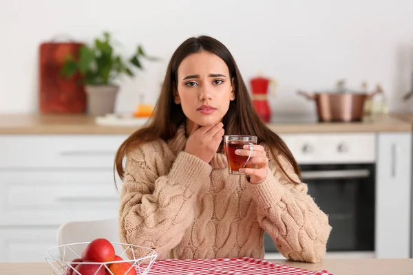 Mujer Joven Con Taza Que Sufre Dolor Garganta Mesa Cocina — Foto de Stock