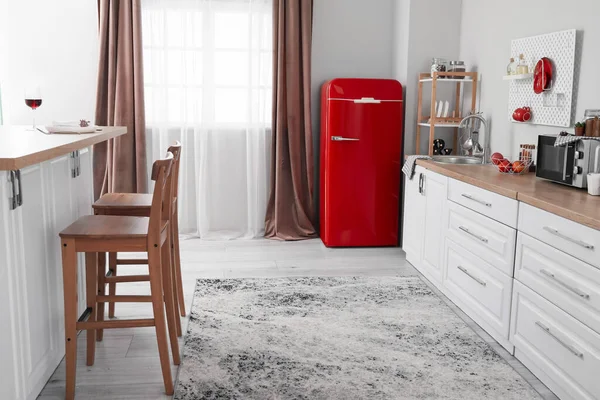 Intérieur Cuisine Lumineuse Avec Réfrigérateur Rouge Comptoirs Blancs Chaises — Photo
