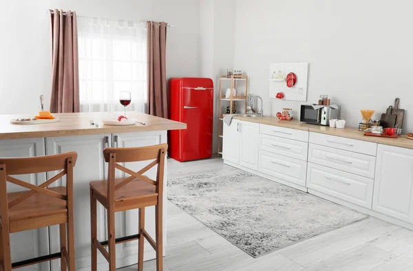 Interior Cozinha Leve Com Geladeira Vermelha Balcões Brancos Pegboard — Fotografia de Stock