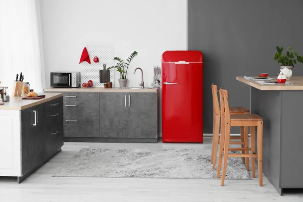 Kırmızı Buzdolabı Tezgah Tahta Kaplı Modern Mutfak — Stok fotoğraf