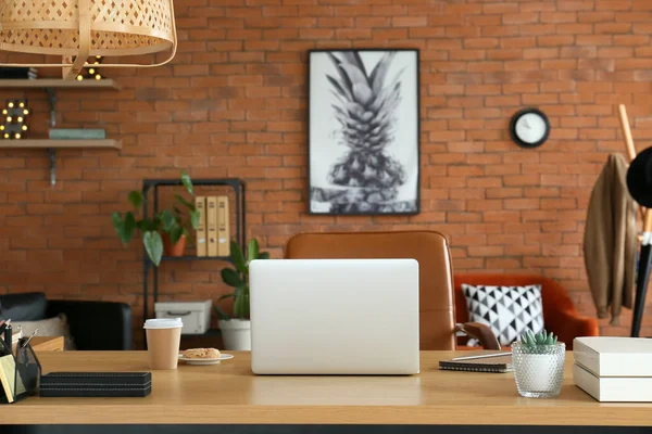 Lugar Trabajo Con Portátil Moderno Decoración Taza Bebida Oficina — Foto de Stock