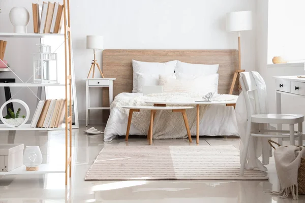 Interior Del Dormitorio Con Muebles Modernos Cerca Pared Blanca —  Fotos de Stock