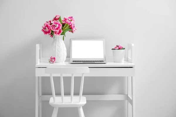 Munkahely Modern Laptoppal Gyönyörű Tulipánokkal Asztalon Közel Fehér Falhoz Nemzetközi — Stock Fotó