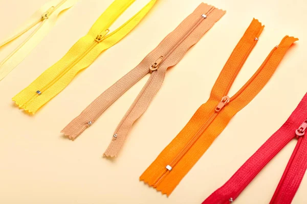 Bej arkaplanda farklı fermuarlar