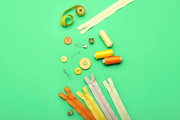 Set Colorful Zippers Sewing Supplies Green Background — Stock Photo, Image