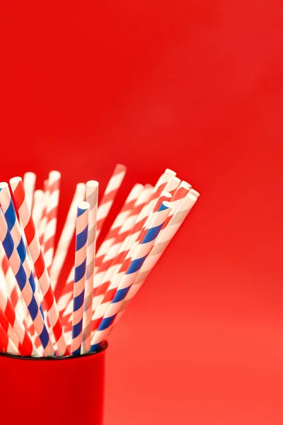 Copo Com Palhas Elegantes Para Bebidas Fundo Vermelho — Fotografia de Stock