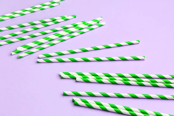 Mor arkaplandaki içecekler için şık pipetler