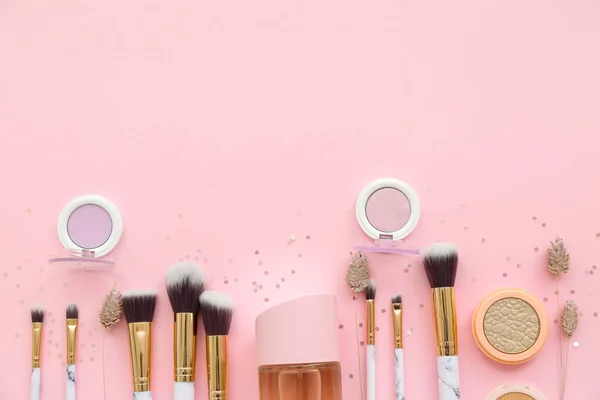 Composición Con Productos Cosméticos Pinceles Maquillaje Sobre Fondo Rosa Vista —  Fotos de Stock