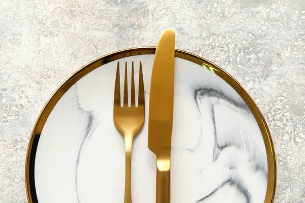 Plate Golden Cutlery Light Background — ストック写真